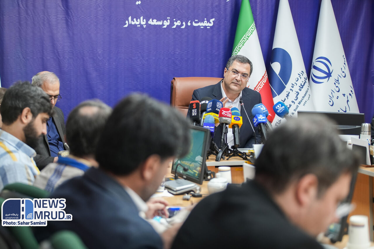 ببینید گزارش تصویری از نشست خبری شرکت آزمایشگاه فنی و مکانیک خاک در پایگاه خبری وزارت راه و شهرسازی